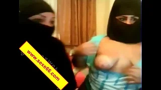 Une infirmiere salope joue avec les seins qui pendent d une femme allaitante